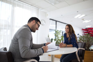 Twee mensen in een interview proces